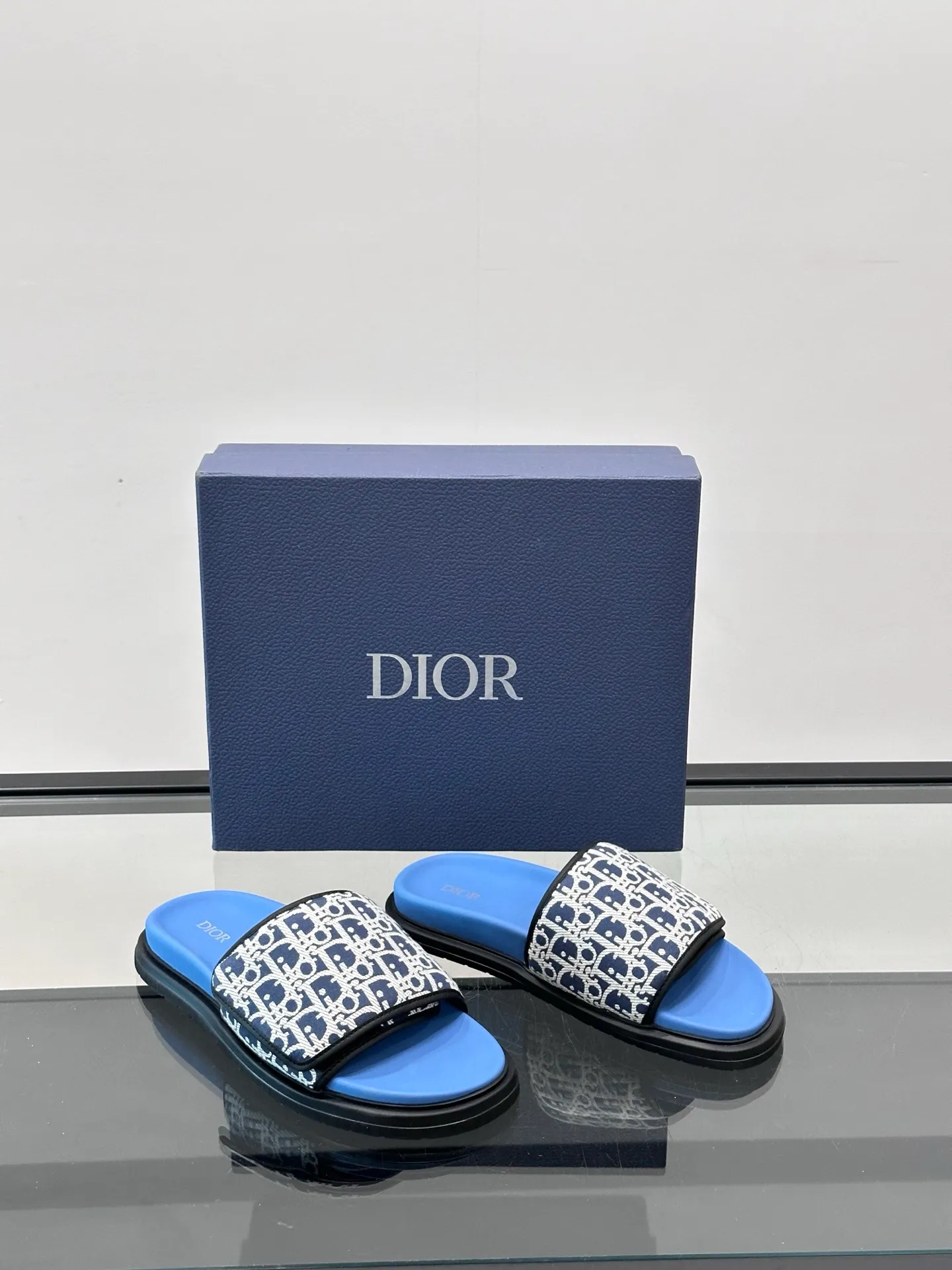 Factory price: 280💰𝐂𝐡𝐫𝐢𝐬𝐭𝐢𝐚𝐧 𝐃𝐢𝐨𝐫 Dior's latest popular sandals, classic upgraded Velcro sandals, original replicas, super durable and versatile, very comfortable on the feet, slimming and white, original cowhide leather upper, sheepskin lining Original d hardware buckle Original molded T men's shoes 💰U outsole Size: 38-44 (.45.46 customized)